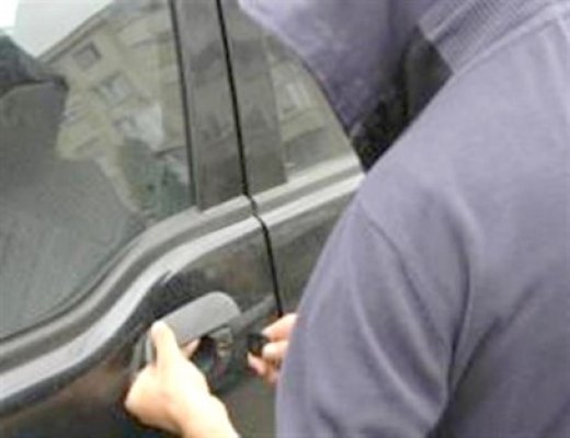 Trei minori au spart o maşină, dar nu au avut ce fura